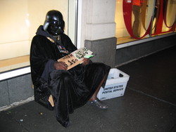 Di fronte alla crisi finanziaria galattica, perfino nel cuore dell'Impero Darth Vader e' costretto a chiedere l'elemosina per le vie di New York, proprio a due passi da Broadway e Times Square.