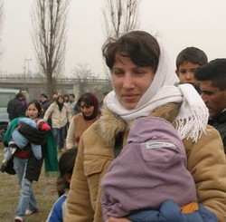 Mamma e bambino rom durante lo sgombero