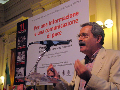 Perugia, settembre 2005. Roberto Morrione partecipa al dibattito sull'informazione di pace che precede la Marcia Perugia-Assisi. Foto di Carlo Gubitosa