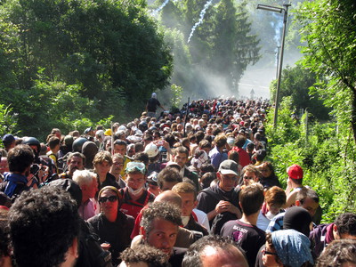 Chiomonte, 3 luglio 2011: lacrimogeni lanciati sul corteo. Nella strada non ci sono vie di fuga e in caso di panico e' alto il rischio di incidenti.