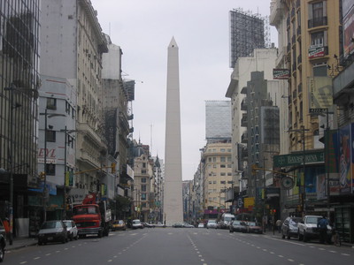 Avenida Corrientes, il cuore di Buenos Aires. I baretti fanno ottime cioccolate calde e si passeggia piacevolmente per ore.