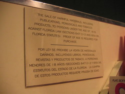 Un cartello all'aeroporto di Miami: "per legge si proibisce ai minori la vendita di materiali dannosi, compresi LIBRI, PERIODICI e RIVISTE..." Noi europei storciamo il naso, ma forse hanno ragione: le