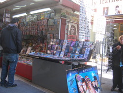 Libero mercato: le edicole vendono a cielo aperto DVD pirata