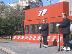 Monumento ai caduti delle Falkland, mandati a morire dal generale Galtieri, ultimo dittatore argentino, che cercava popolarita' e consenso facendo massacrare un po' di ragazzi dai soldati della Tatche