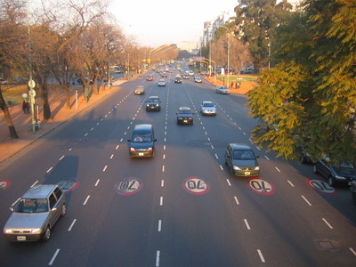 Il traffico a Buenos Aires e' sempre scorrevole, ci sono piu' taxi che macchine private e gli autobus "colectivos" ti portano ovunque con poca spesa.