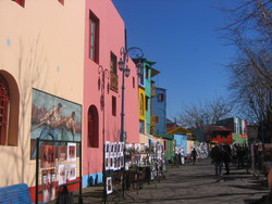 La calle Caminito piena di pittori che espongono i loro quadri
