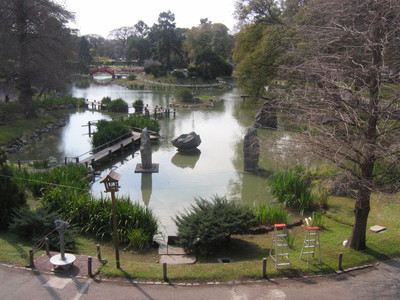 Uno scorcio del giardino giapponese, nel cuore del quartiere Palermo, che deve il suo nome ad un palazzinaro italiano che li' ha costruito l'impossibile.