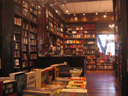 Una bellissima libreria del quartiere Palermo, comprensiva di bar, sala riunioni e salottino.