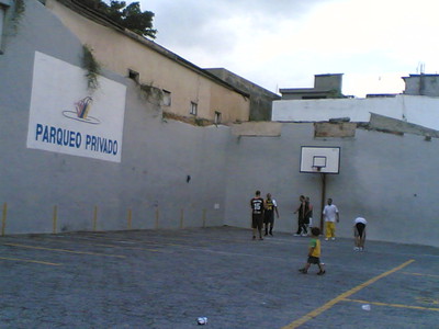 E' un parcheggio o un campo di basket? Entrambi...