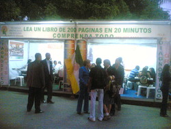 Alla fiera del libro uno stand spiega come leggere un libro di 200 pagine in 20 minuti "capendo tutto": a saperlo non ci avrei messo 13 anni a finire ingegneria...