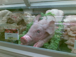 Se non fossi gia' vegetariano, di fronte a queste scene nei supermercati di Santo Domingo lo sarei diventato di sicuro...