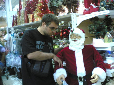 In un centro commerciale, io e un promoter locale discutiamo sugli aspetti negativi del consumismo.