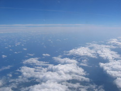 Eccoci arrivati! Dopo nove ore di volo sull'oceano, tra spuntini, film e ronfate, il primo angolino dell'isola Hispaniola (Haiti + Repubblica Dominicana) spunta in mezzo alle nuvole.