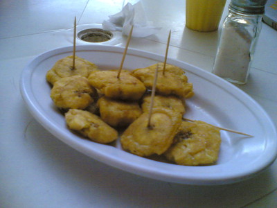 Ecco a voi fettine di platano fritto, una sintesi tra banana e patata. Buonissime, soprattutto con una spolverata di sale e un refresco al limon.