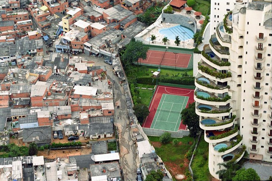 Le favelas di San Paolo del Brasile, simbolo della linea di demarcazione che divide i ricchissimi dai poverissimi in tutti i vari sud del mondo.