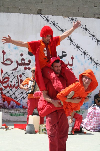 Palestina. Spettacolo della scuola di circo palestinese e Clowns without Borders Francia. Campo Rifugiati Al Jalazone (Ramallah), luglio 2007.