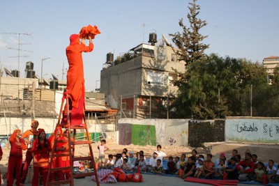 Palestina. Spettacolo della scuola di circo palestinese e di Clowns Without Borders Francia a Shu'fat Refugee Camp (Gerusalemme est), luglio 2007.