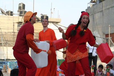 Palestina. Spettacolo della scuola di circo palestinese e di Clowns Without Borders Francia a Shu'fat Refugee Camp (Gerusalemme est), luglio 2007.