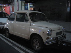 Buenos Aires, e' piena, ma proprio PIENA di Fiat 600. Hanno perfino un club di seicentisti con tanto di sito web.