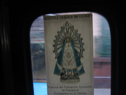 In uno degli autobus "colectivos" ho trovato questa immagine di "nuestra senora de Lujan, patrona del transporte automotor de pasajeros".