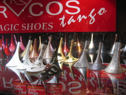 Ai campionati mondiali di Tango c'era anche una mostra di scarpe da tangueros...