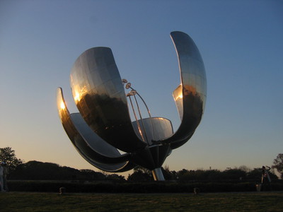 Il monumento a forma di fiore del quartiere Recoleta, che si apre e si chiude seguendo la luce del giorno.