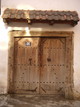 La casa, rifugio per ogni popolo. Portone in legno con i tipici battenti in ferro battuto – Prizren. 