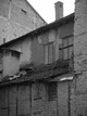 La casa, rifugio per ogni popolo.Comignoli di abitazioni ormai disabitate, Prizren. 