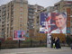 Elezioni per un Kosovo che ancora Stato non è. Manifesto con il volto di Thaçi, leader del PDK e attuale primo ministro e alcune ragazze velate a passeggio per le vie del centro – Prishtina. 
