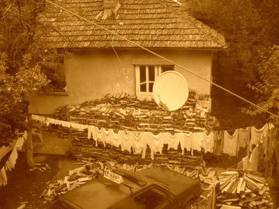 La casa, rifugio per ogni popolo. Tipica abitazione serba occupata all’indomani della guerra da una famiglia albanese - Prizren. 