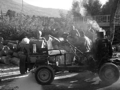 Una tradizione al passo coi tempi. Rivendita di legname dove i tronchi di grosse dimensioni vengono tagliati  con una sega circolare montata su un veicolo a quattro ruote - Prizren.