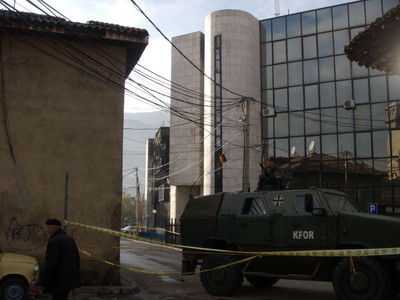 Elezioni per un Kosovo che ancora Stato non è. Il comune presidiato dai militari della KFOR dopo l’incendio che ha distrutto l’ala che ospitava il catasto. 