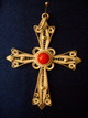 Una croce in filigrana nella bottega di un artigiano di Prizren.