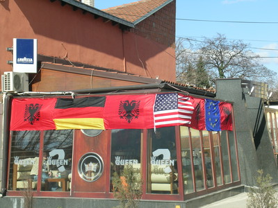 Prizren, Kossovo sabato 16/2/08 - Il Queen Pub è pronto ai festeggiamenti. Manca la nuova ed attesa bandiera del Kossovo. Si dovrà portare pazienza ancora un giorno. 