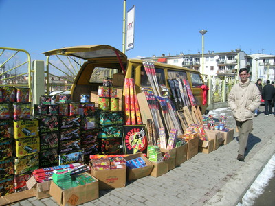 Pristina, Kossovo domenica 17/2/08 - inizio di via Nena Tereza. Un venditore di botti si prepara a concludere grandi affari.  