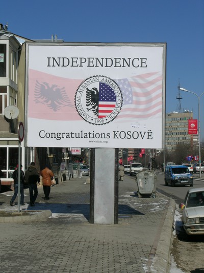 Pristina, Kossovo domenica 17/2/08 - Via Nena Tereza. Uno dei tanti cartelloni celebrativi realizzati da istituzioni, banche, vari esercizi commerciali. In molti di essi compare a fianco della bandiera albanese anche quella statunitense.  