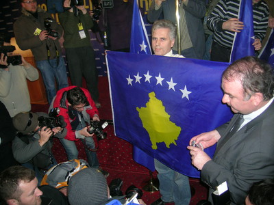 Pristina, domenica 17/02/08 - Media Center, Grand Hotel, ecco la nuova bandiera con le sei stelle a rappresentare le sei comunità etniche del Kossovo. 