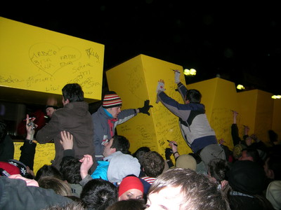 Pristina domenica 17/02/08 – Viene scoperta la grande scritta NEW BORN davanti al palazzetto dello sport, presa d'assalto dai giovani per le firme e dediche.