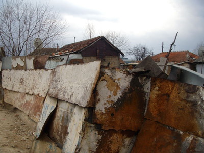 Muri di lamiere a delimitare il cortile interno di un'abitazione, Koloni, Gjakova. 