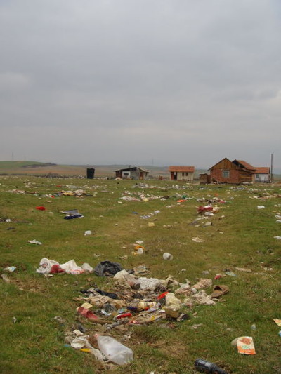Una distesa di rifiuti a Koloni, Gjakova.
