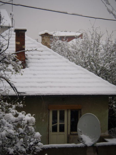 Prizren, Kossovo. Casa serba occupata dall'Uçk durante la guerra e da un famiglia albanese oggi. Febbraio 2008. 