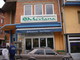Prizren, Kossovo. Un ristorante. Le scritte compaiono in turco e albanese.