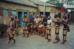 I ragazzi di Koinonia Zambia ballano con la loro energia