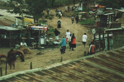Kabiria Road. Periferia di Nairobi. Foto di Carlo Cassinis, casco bianco 2003.