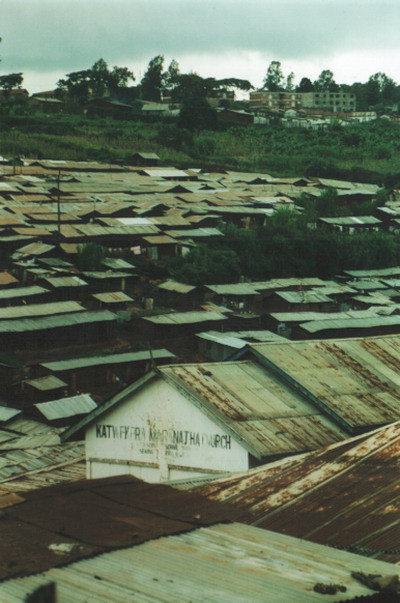 Katwekera National Church. Una delle tante chiese “private” di Kibera, baraccopoli di Nairobi. Foto di Carlo Cassinis, casco bianco 2003.