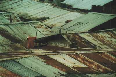 Tafadhali. "Per favore…" una richiesta dai muri delle baracche di Kibera Foto di Carlo Cassinis, casco bianco 2003.