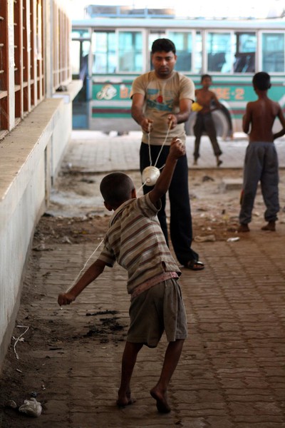Dhaka, Bangladesh. Gioco del filo con bottiglia. Foto di Daniele Bagnaresi