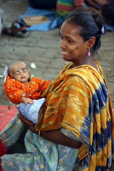 Dhaka, Bangladesh. Madre con bambino. Foto di Daniele Bagnaresi