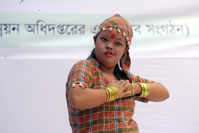 Dhaka, Bangladesh. Danza di ragazza down. Foto di Daniele Bagnaresi.