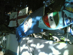 Sulla spiagga di Boca Chica c'e' l'imbarazzo della scelta: bandiere della Lega, del CCD (Buttiglioneeeeeee!!!) e della Lazio